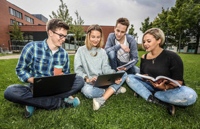 Gruppe lernt auf der Wiese Eine Gruppe studierender lernt auf der Wiese.
