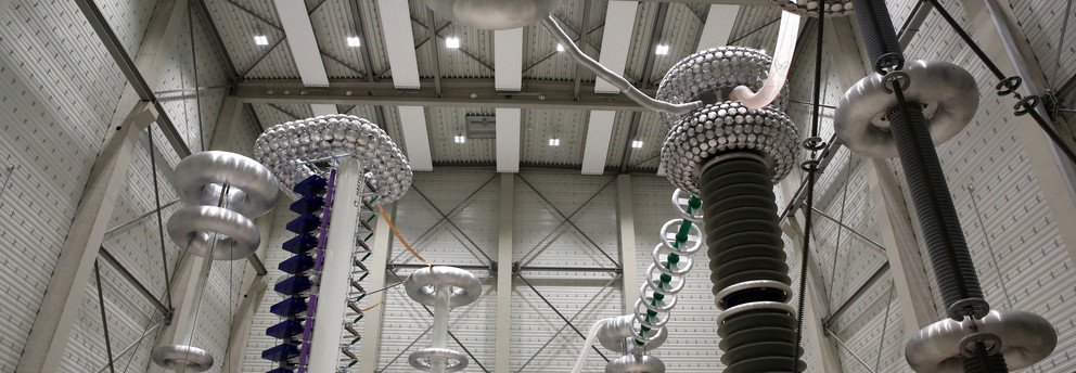 Innenansicht HGÜ Testzentrum mit HV Komponenten