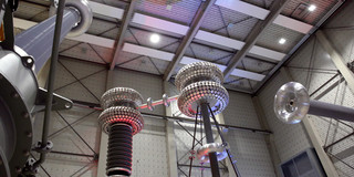 Innenansicht HGÜ Testzentrum mit HV Quelle und Spannungsteiler, sowie Wanddruchführung Innenansicht HGÜ Testzentrum mit HV Quelle und Spannungsteiler