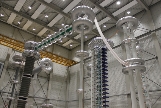 Innenansicht HGÜ Testzentrum mit HV-Komponenten Innenansicht HGÜ Testzentrum mit HV-Komponenten